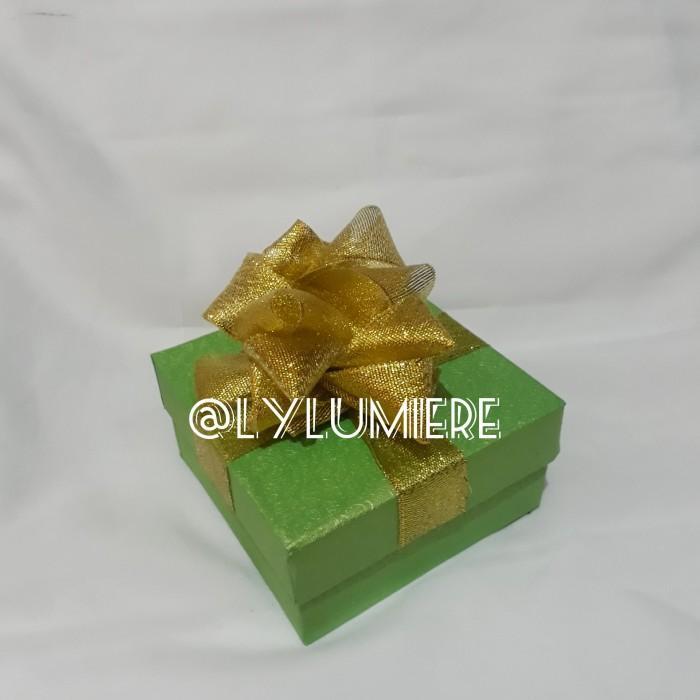 

gift box kotak kado ukuran 10x10x5 cm