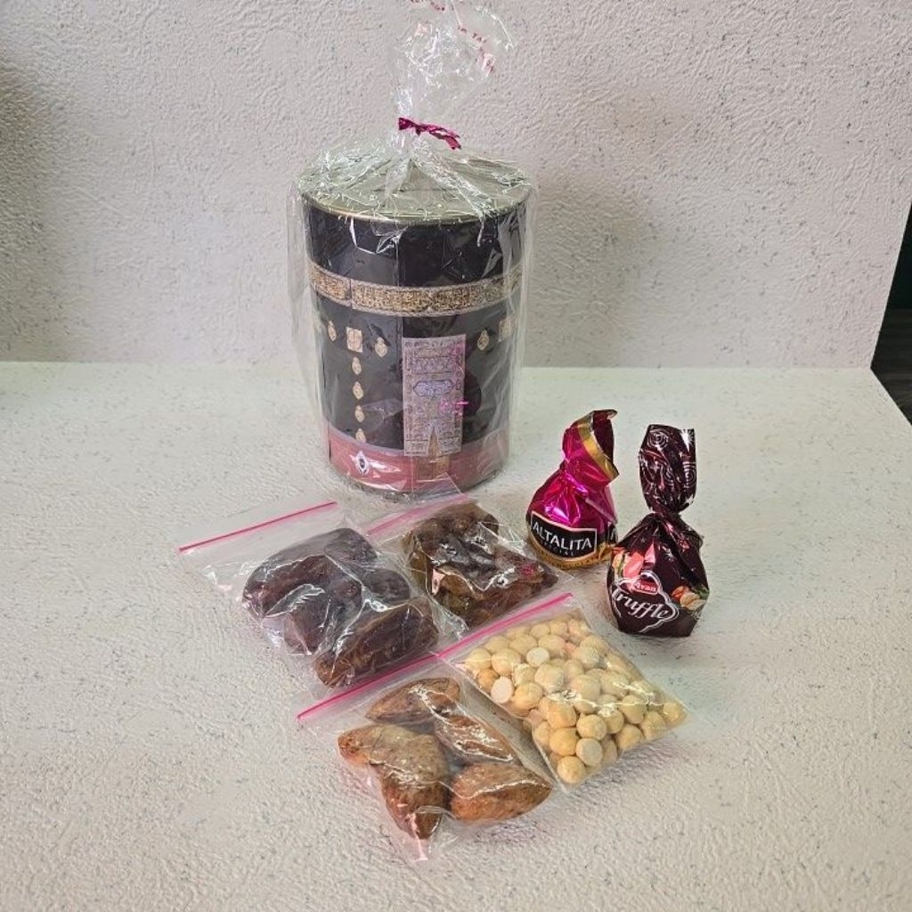 

Paket Oleh oleh Kemasan Celengan Ka'bah