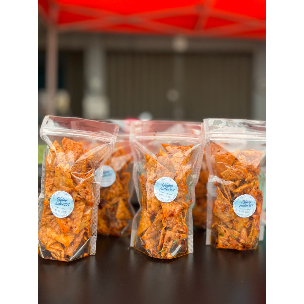

ZestyBite - Kripik pangsit pedas daun jeruk 75gram