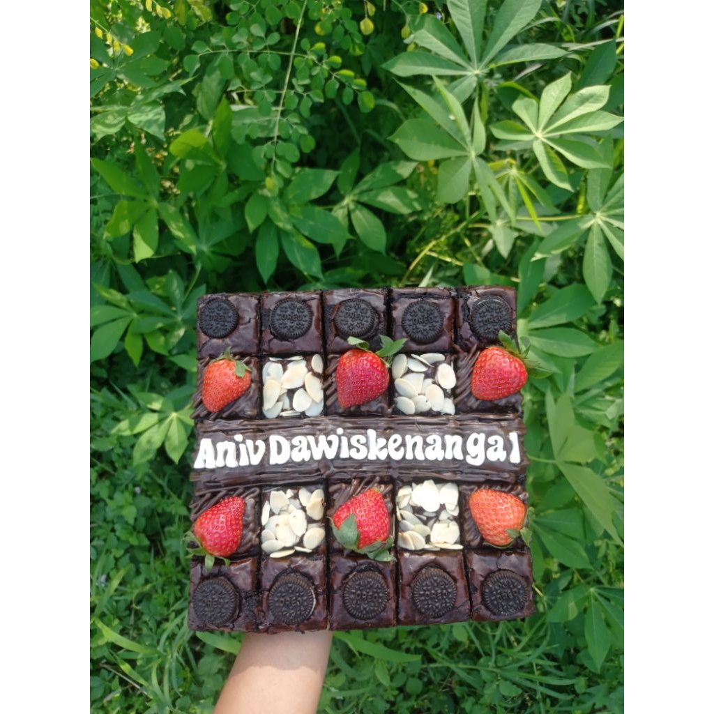 

Fudgy brownies Hias ulang tahun/ Kado/ Hampers Large uk 20x20cm Include Lilin & Pita Cantik