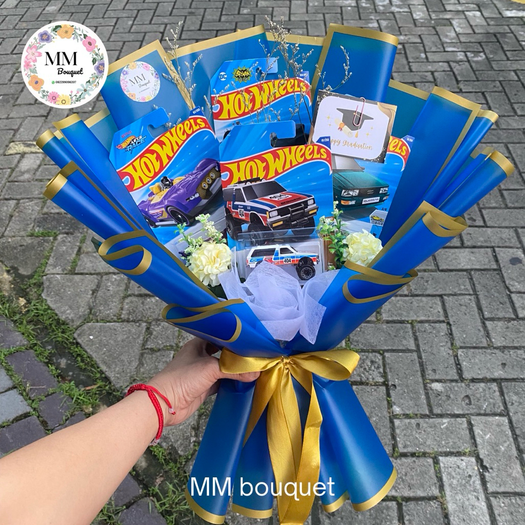buket hotwheels isi 4 mobil-buket mobilan -buket ulang tahun anak cowok-buket wisuda