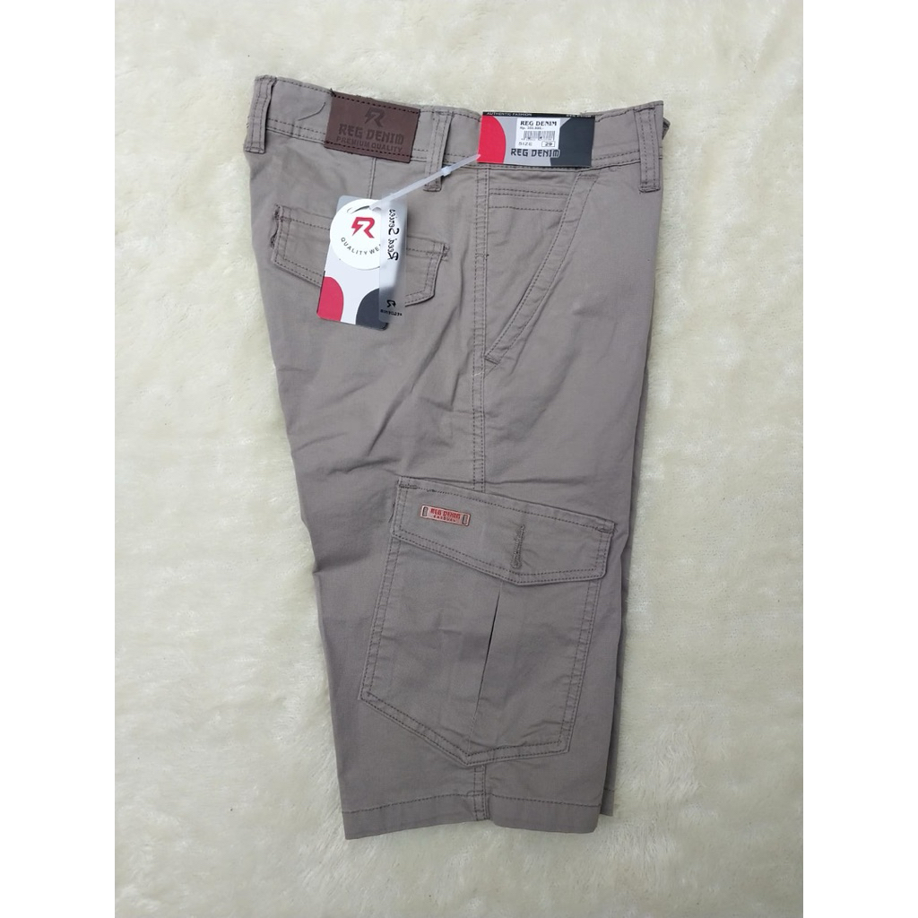 Celana pendek kargo pria bahan stret pola slim fit.