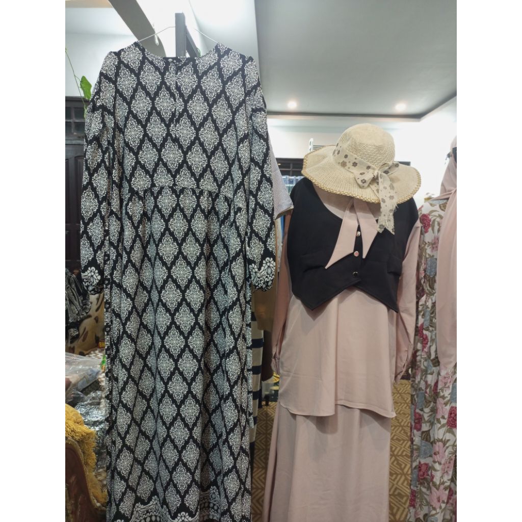 GAMIS HITAM PUTIH LENGAN BALON