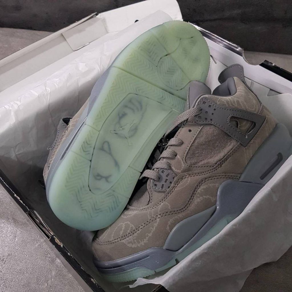 Sepatu Basket Jordan 4 Kaws Grey