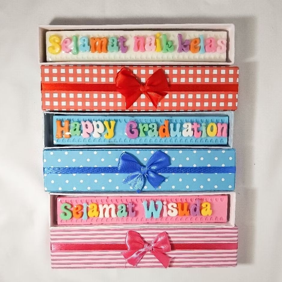 

Cokelat Karakter Happy Graduation/Selamat Naik Kelas/Selamat Wisuda bisa Custom Warna