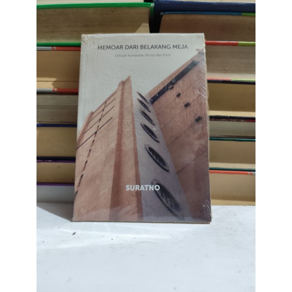 

MEMOAR DARI BELAKANG MEJA - SURATNO