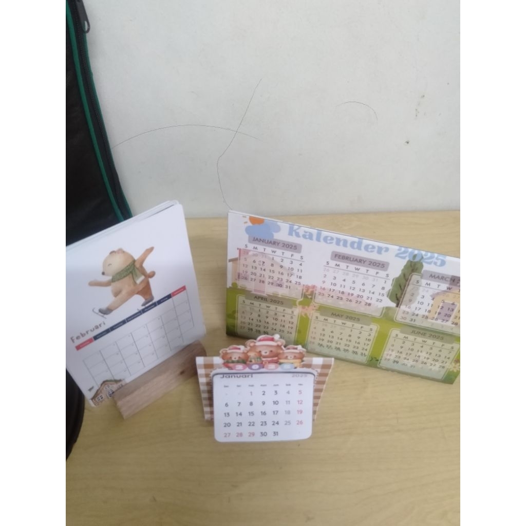 

Kalender Meja Kayu