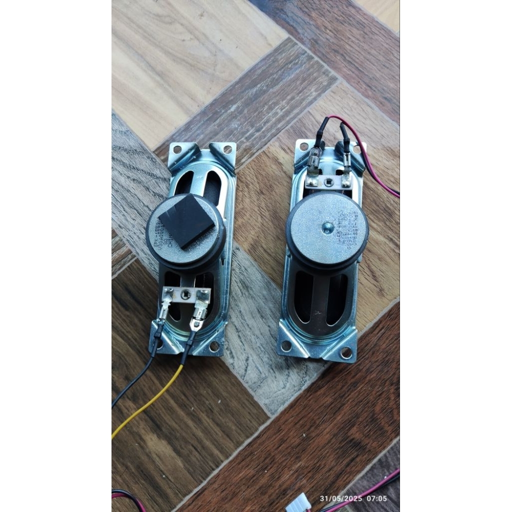 Spiker TV Toshiba sepasang bekas