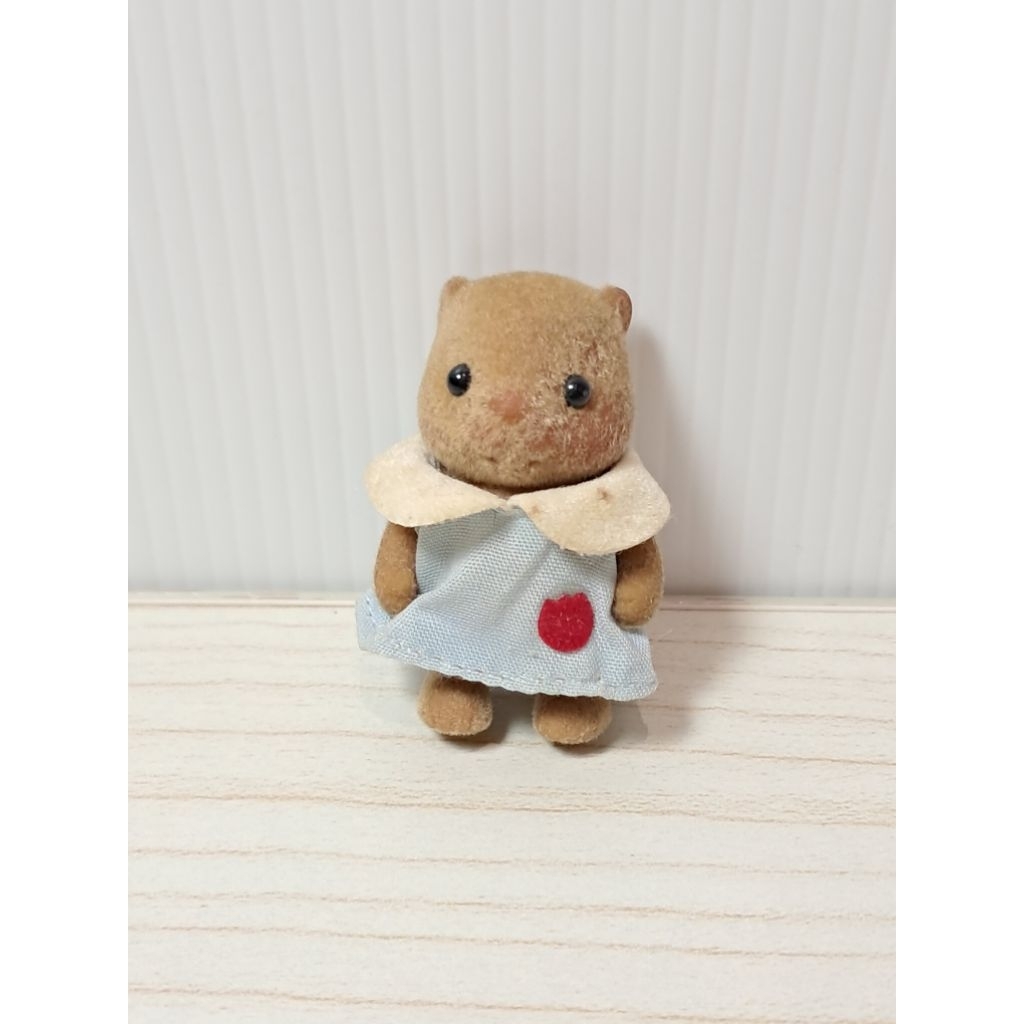 Sylvanian Families - Baby Beaver Standing Baju Biru