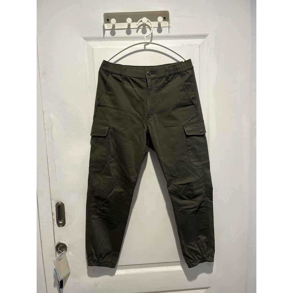 [PRELOVED] UNIQLO CHINO Hijau Army Tua Pria Wanita Jalan Hangout Pergi Pulang Main Nongkrong Kerja C