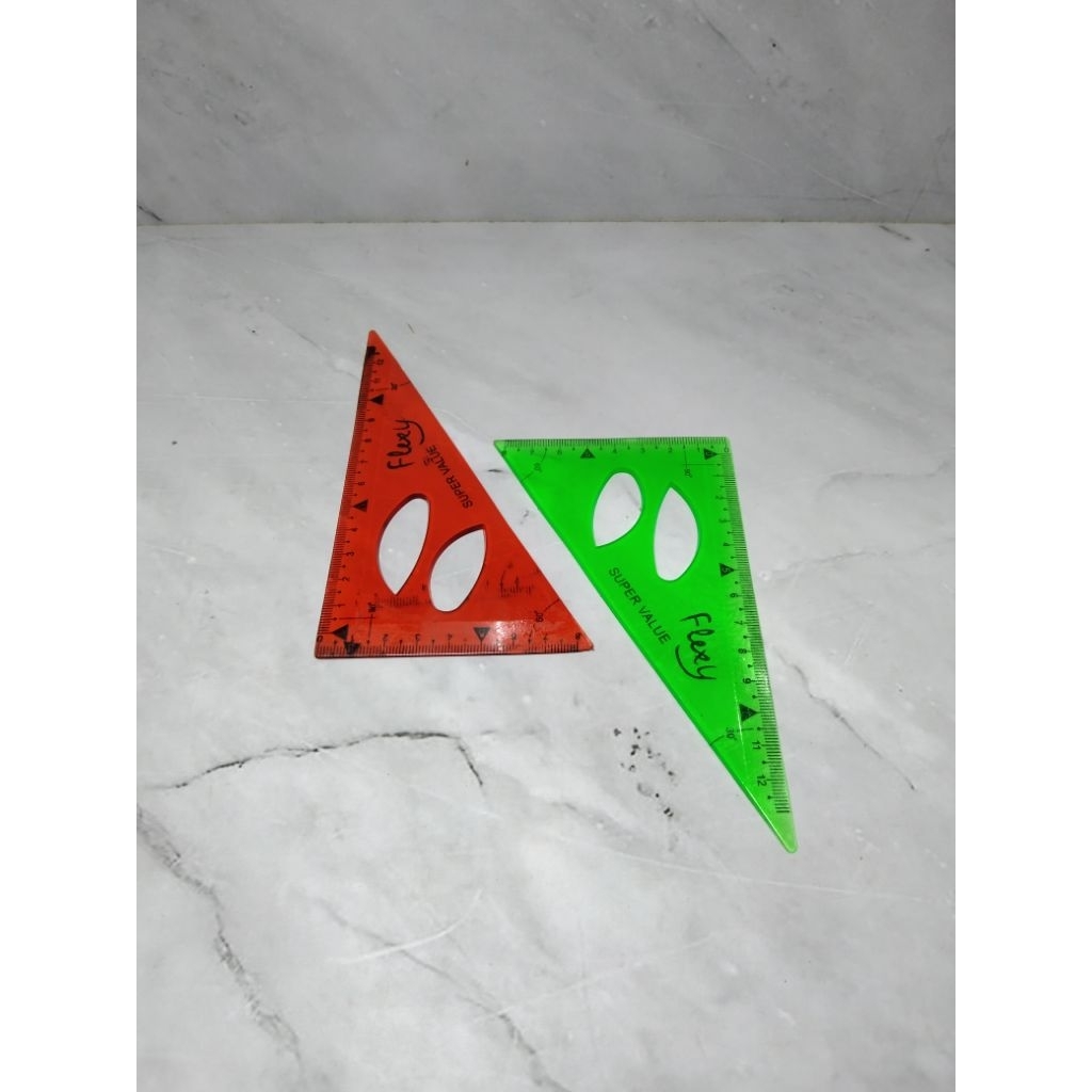 

PENGGARIS SEGITIGA ELASTIS / ROLL SEGITIGA SILICON / PENGGARIS SEGITIGA 12 CM