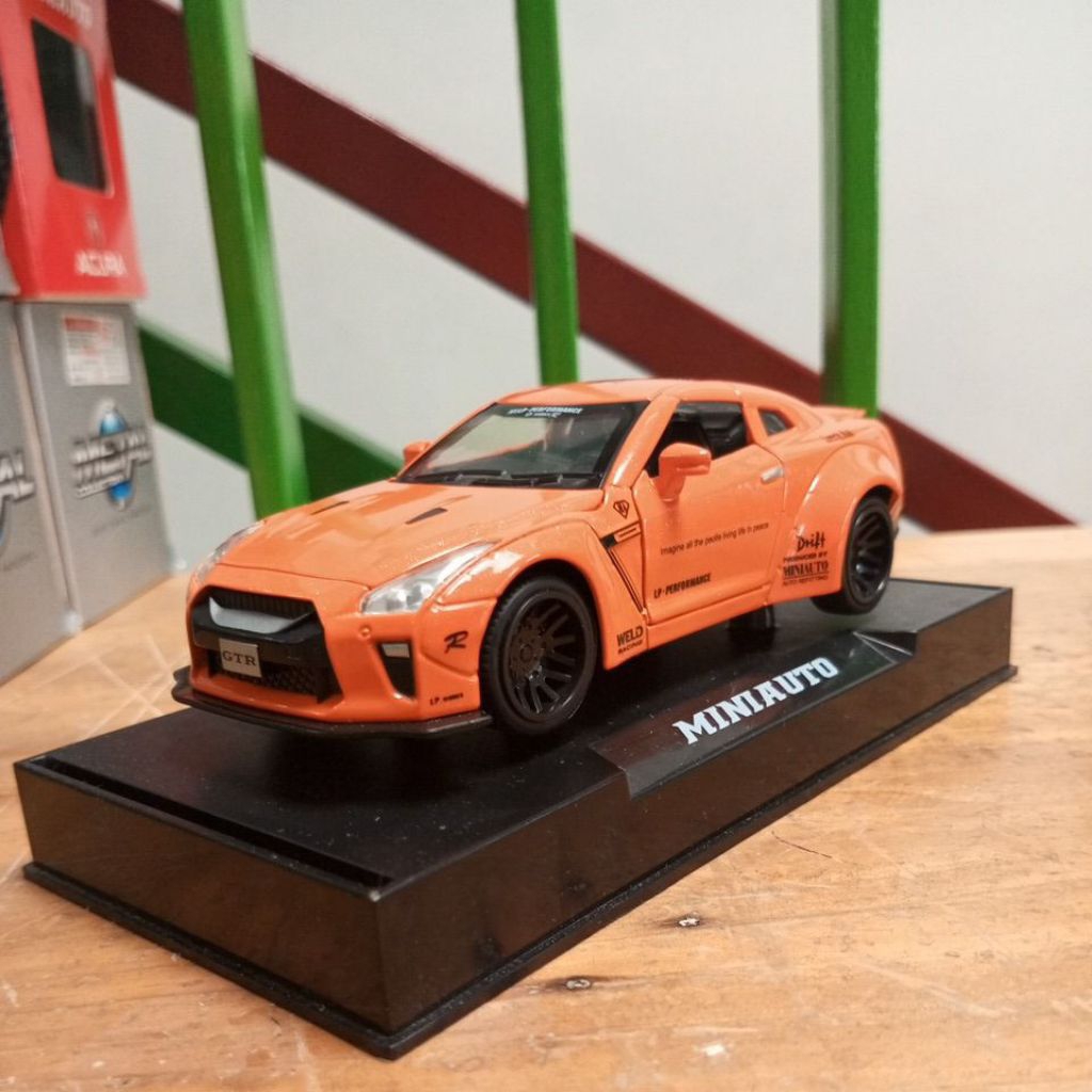 diecast miniatur mobil miniatouo nissan GTR