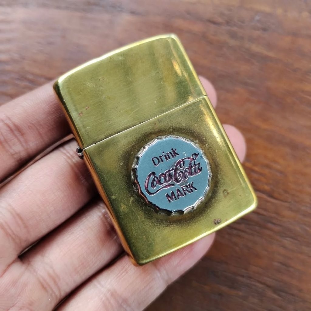 Zippo Italic Bottom 1989 Emblem Coca Cola. Rare Koleksi Zippo