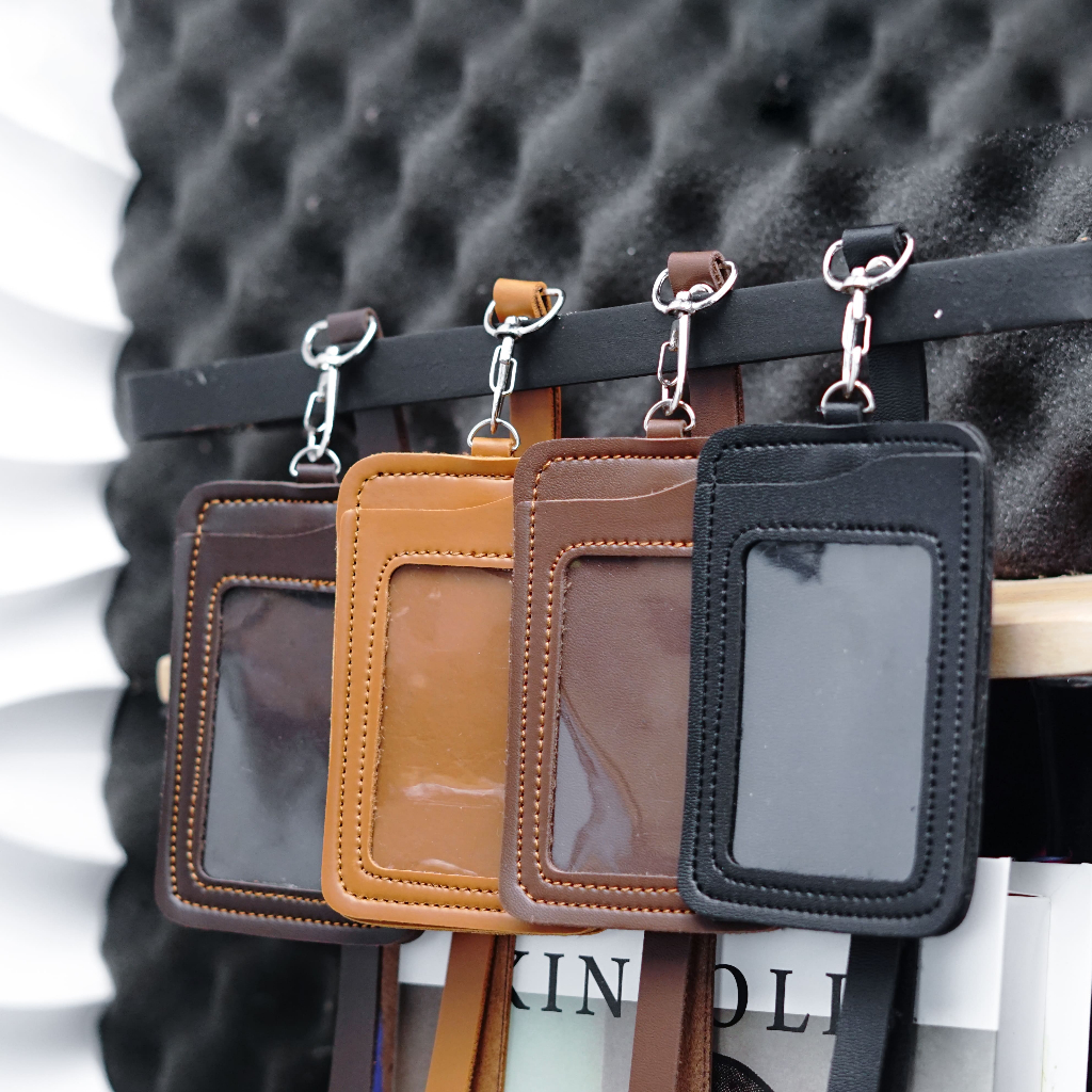 

Name tag ID card kulit holder. Name Tag lanyard kulit dengan tiga slot kartu. ID card kulit