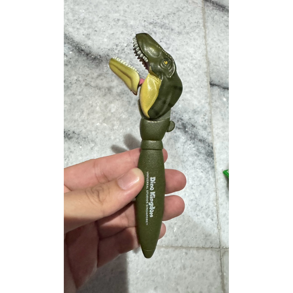 

Pulpen Jurassic Park Universal Studios Tinta Habis Mulut Buka Tutup (Preloved)