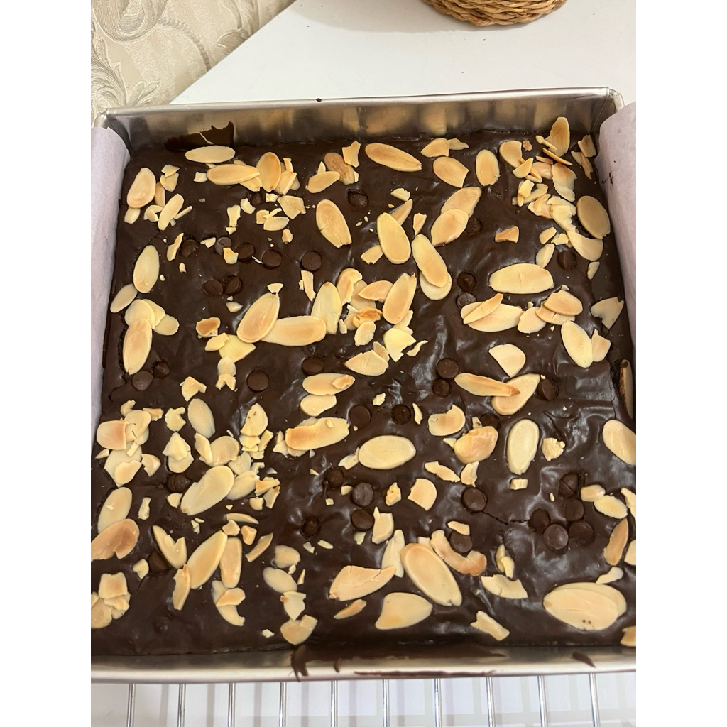 

fudgy brownies almond