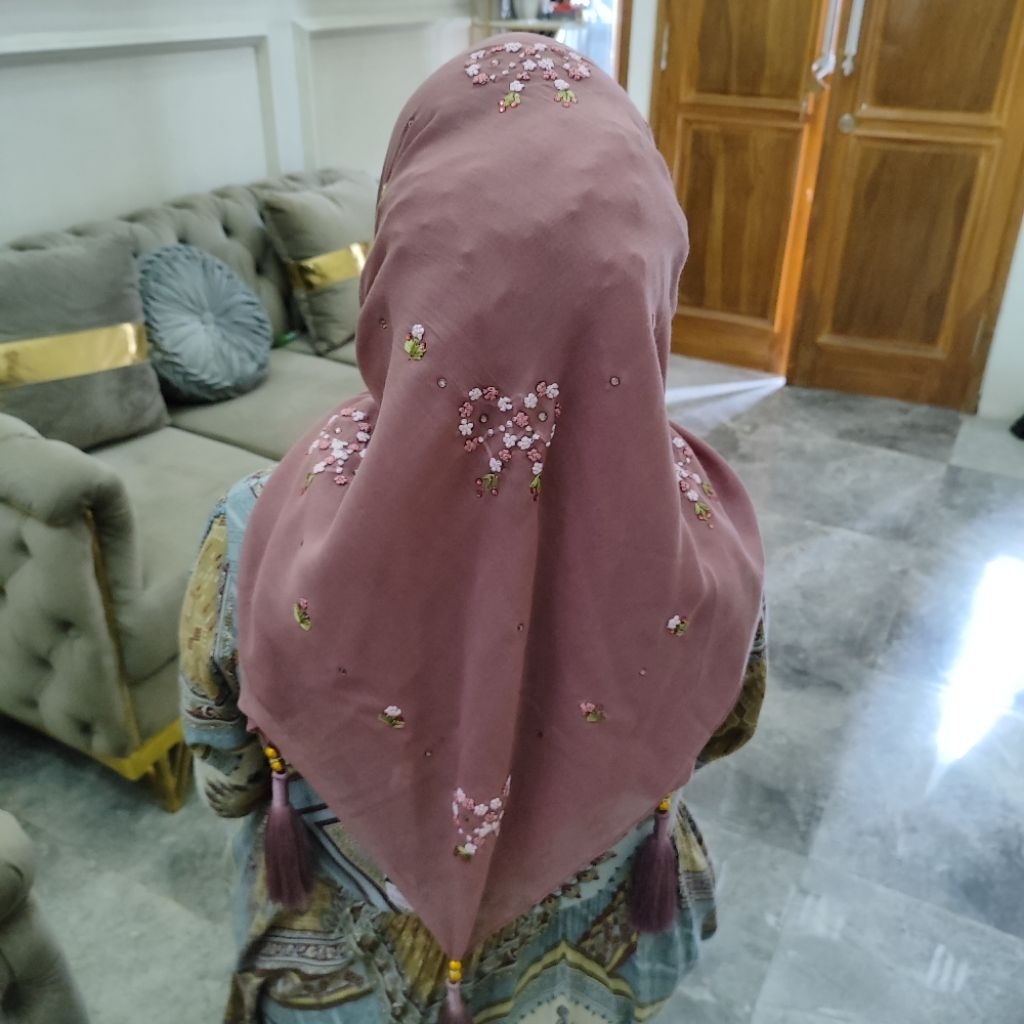 hijab Paris Sulam pita