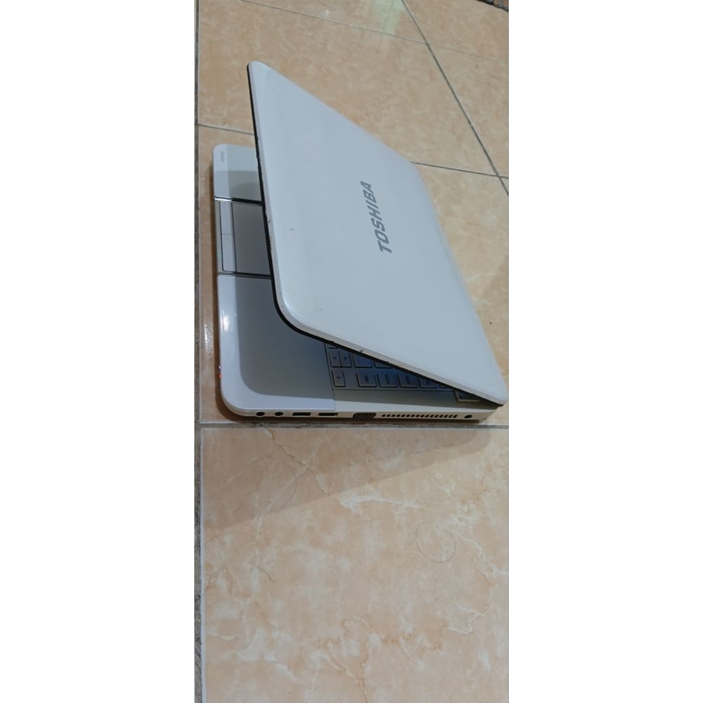 Toshiba C800 intel B980 UpTo 2,4 GHz dengan SSD