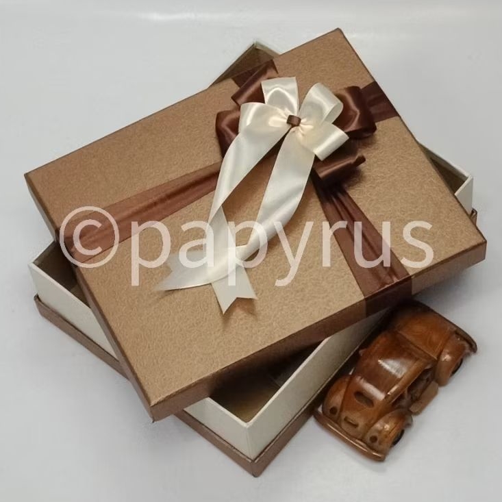 

PAPYRUS Sandwich 22,5x27,5 Tinggi 8cm Kotak Kado Gift Box V1