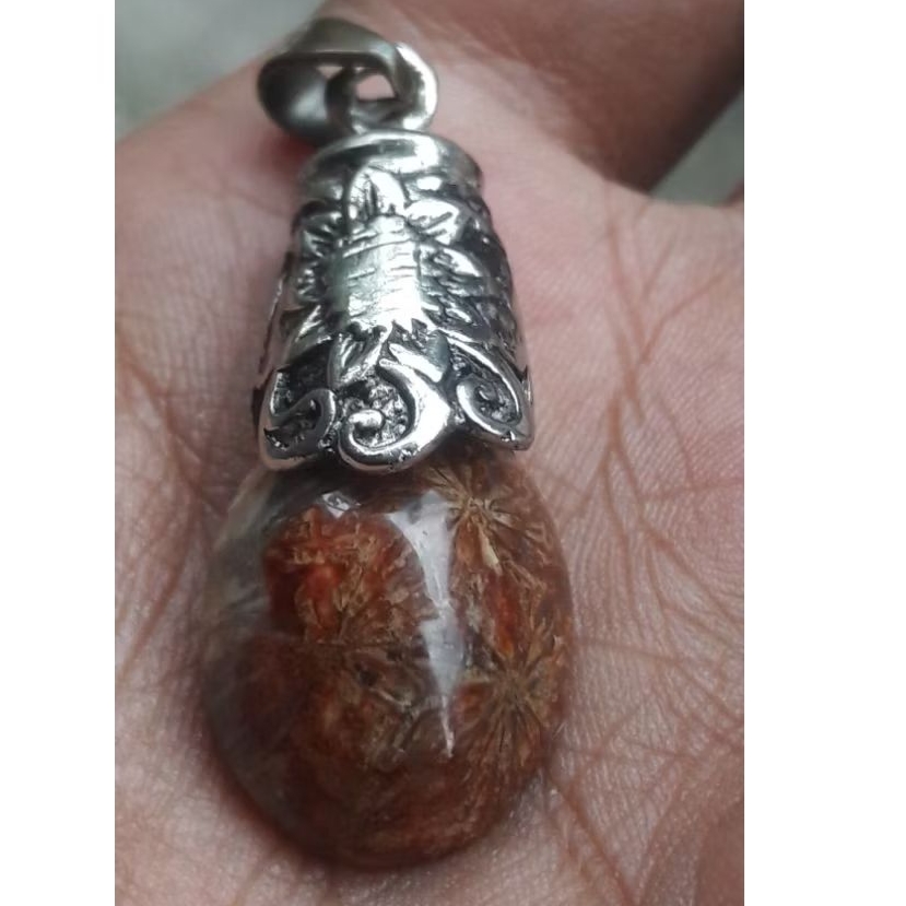 liontin batu teratai merah