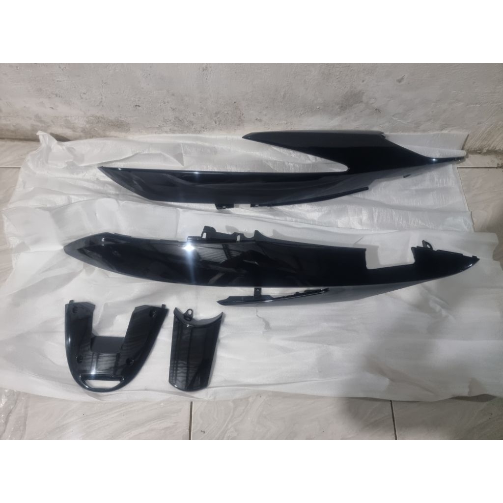 cover body belakang vario 110 karbu lama hitam tahun 2011