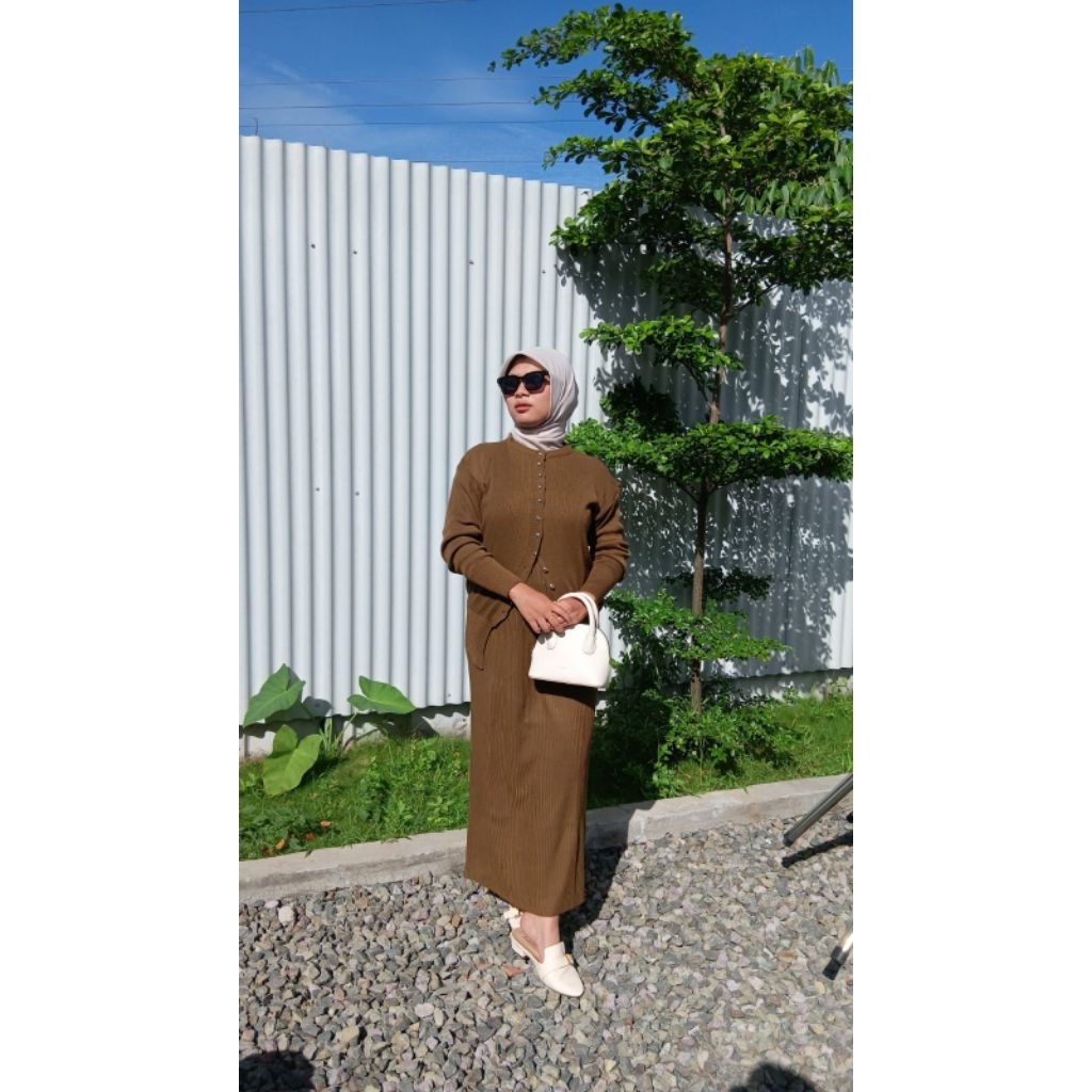 One Set Baju Setelan Wanita Hijab Kekinian Inner Polos + Cardigan Kancing Jamur/ Size M,L