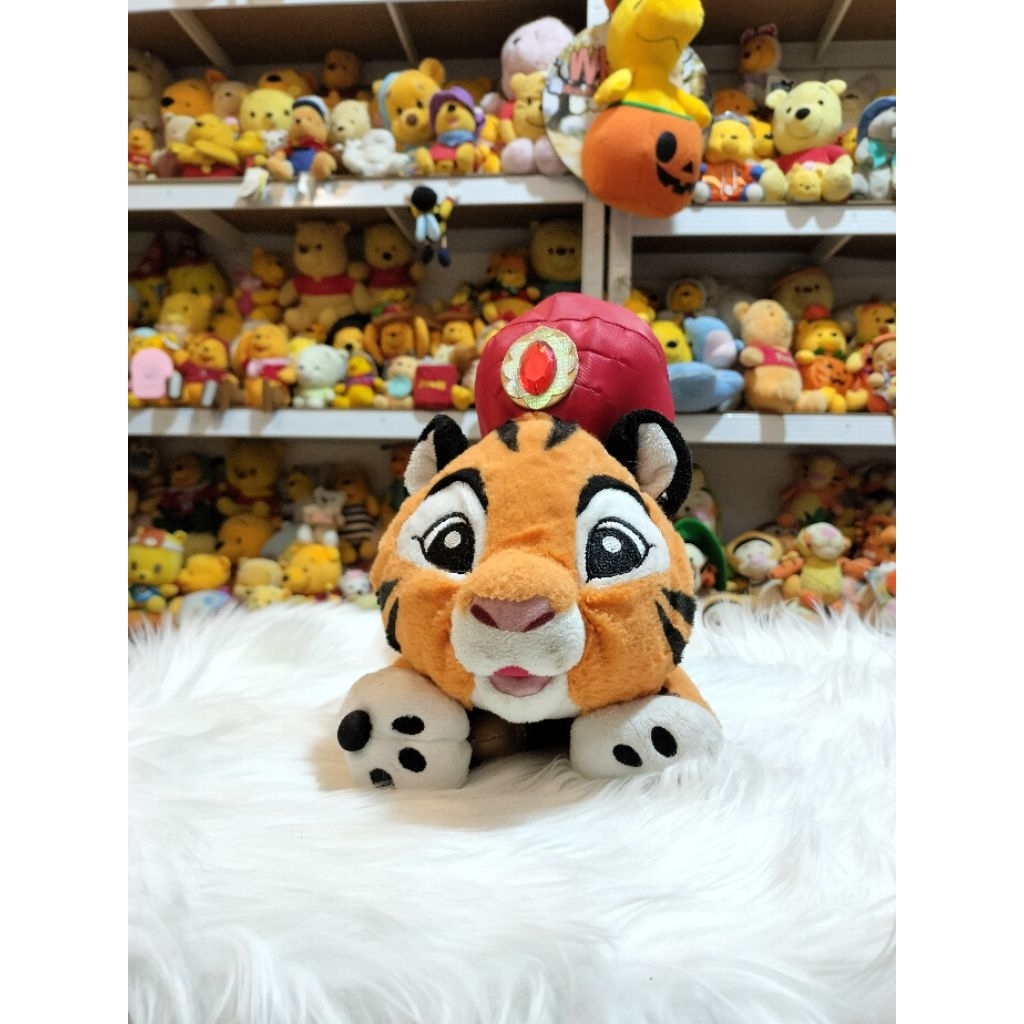 Boneka Rajah harimau peliharaan Putri Jasmine film animasi Disney "Aladdin" brand Tokyo Disney resor