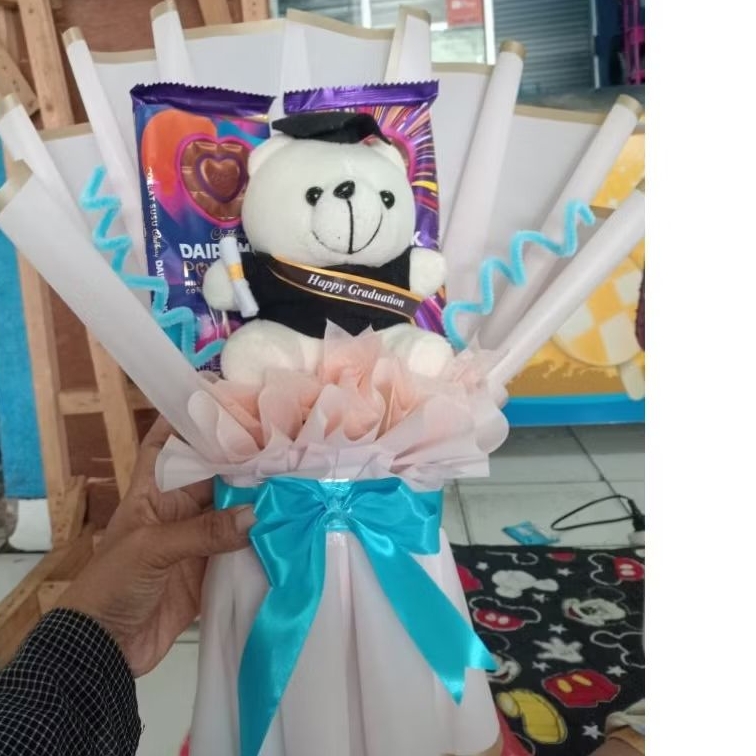 

buket coklat cadbury + boneka wisuda
