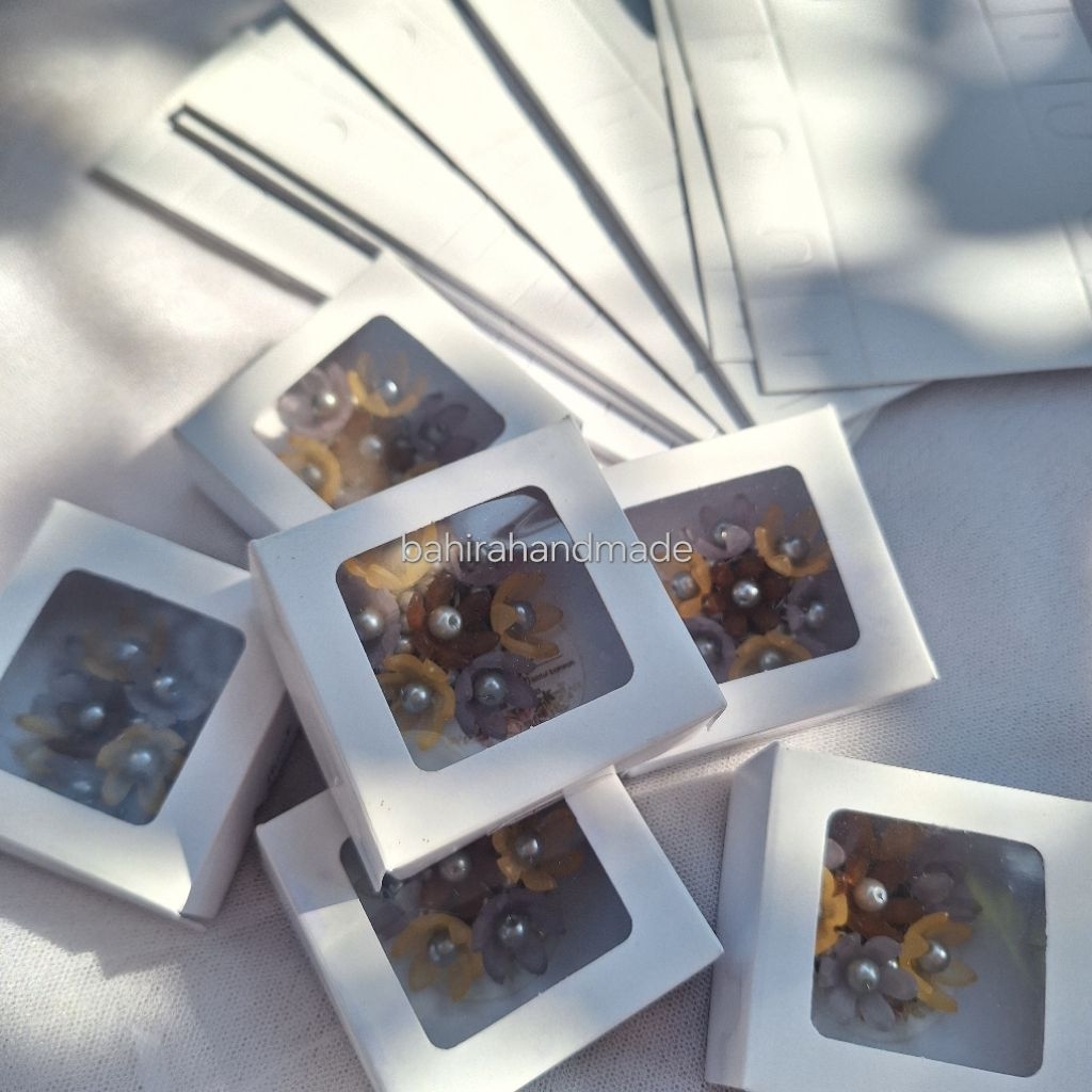 

paper box. kemasan accesoris. box souvenir serbaguna. kotak box jendela mika