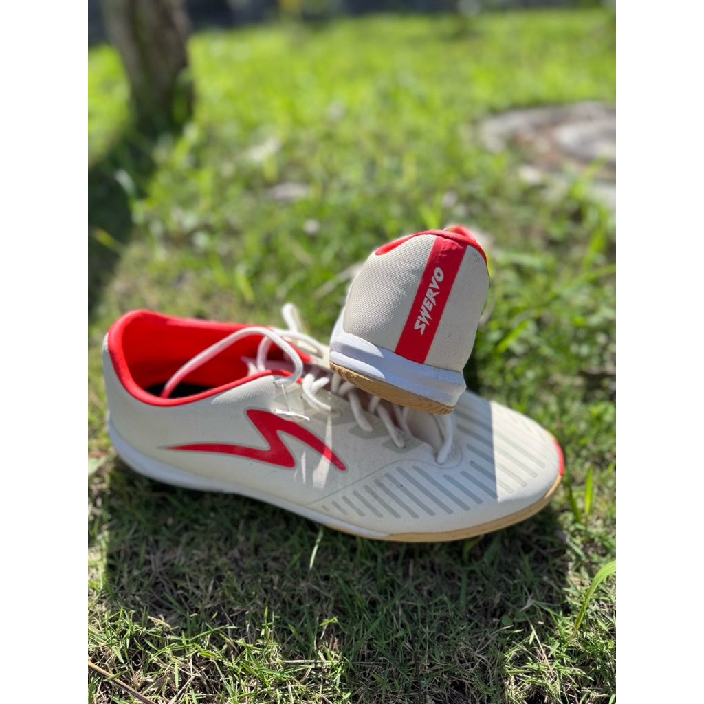 PRELOVED SEPATU FUTSAL SPECS SWERVO HYDRA PRO IN ANTIQUE WHITE OXY FIRE  ) UKURAN 45