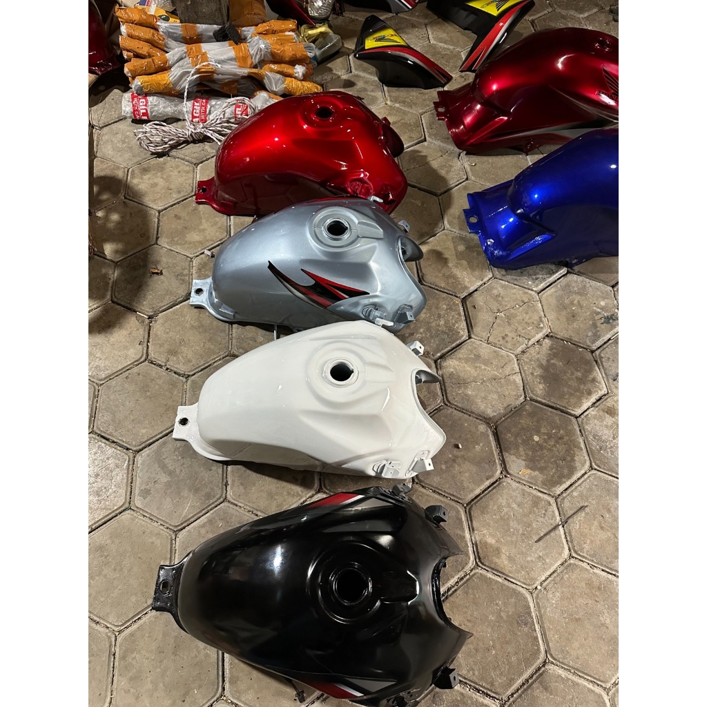 Tanki motor  megapro mono karbu, sudah repaint (bisa request warna) -  part original copotan motor, 