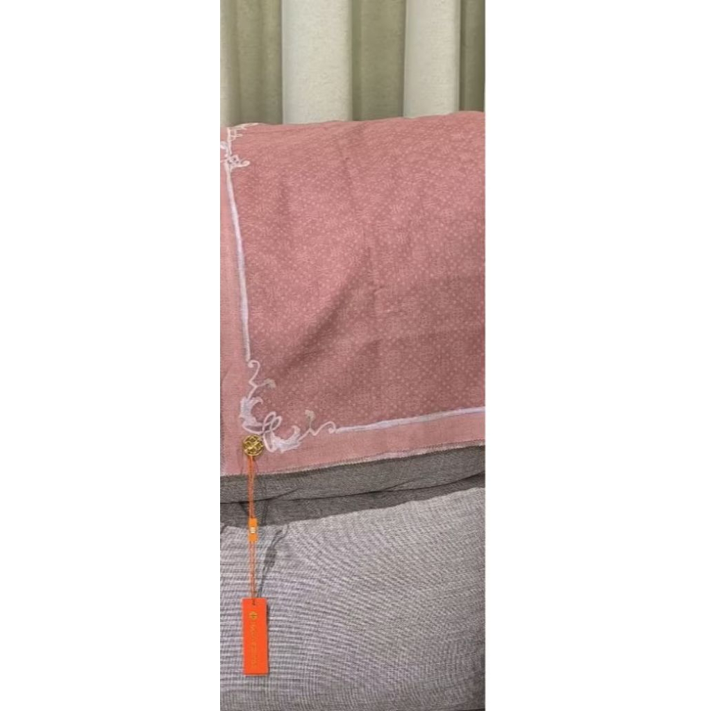 preloved Nada Puspita Scarf Take a bow basic