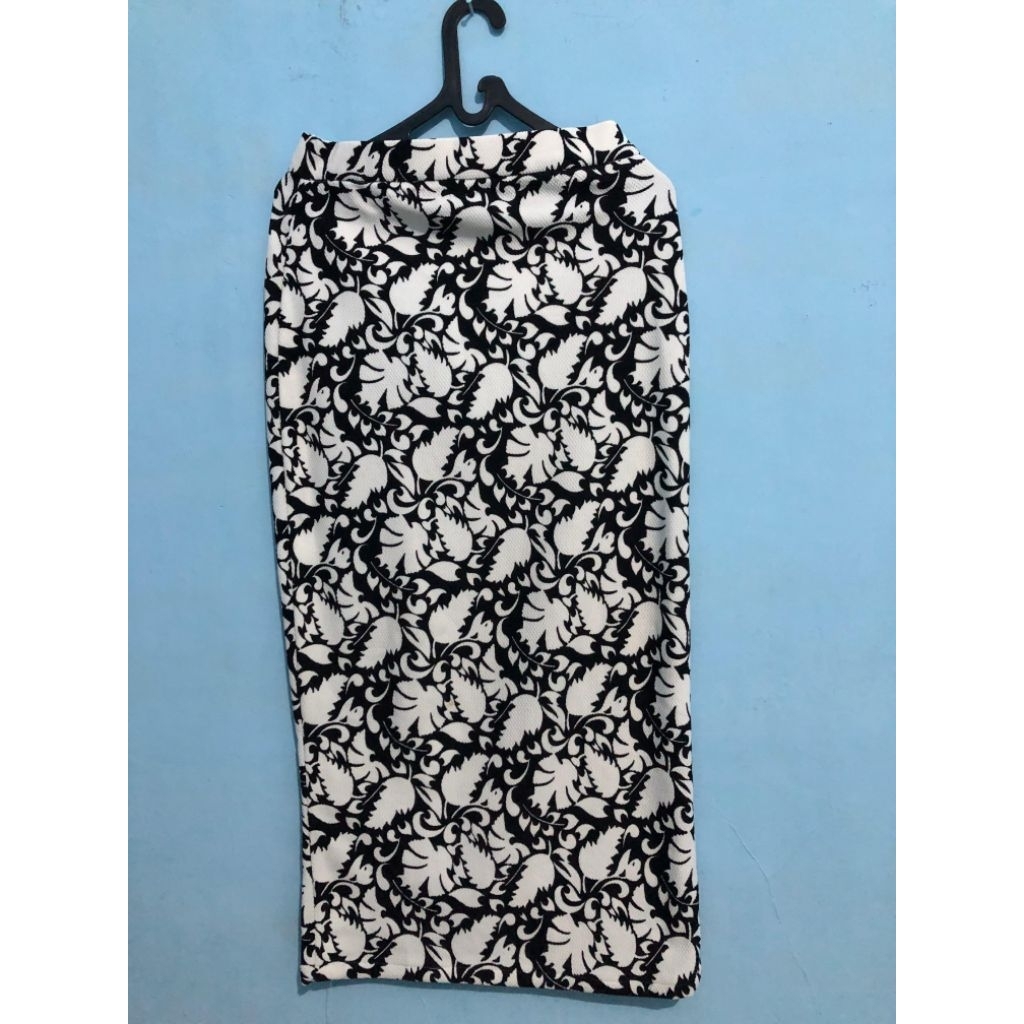 Rok Span Hitam Putih Motif Bunga Preloved