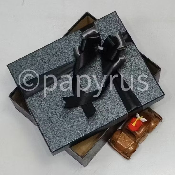 

PAPYRUS Kombinasi 22,5x27,5 Tinggi 5cm Kotak Kado Gift Box V1