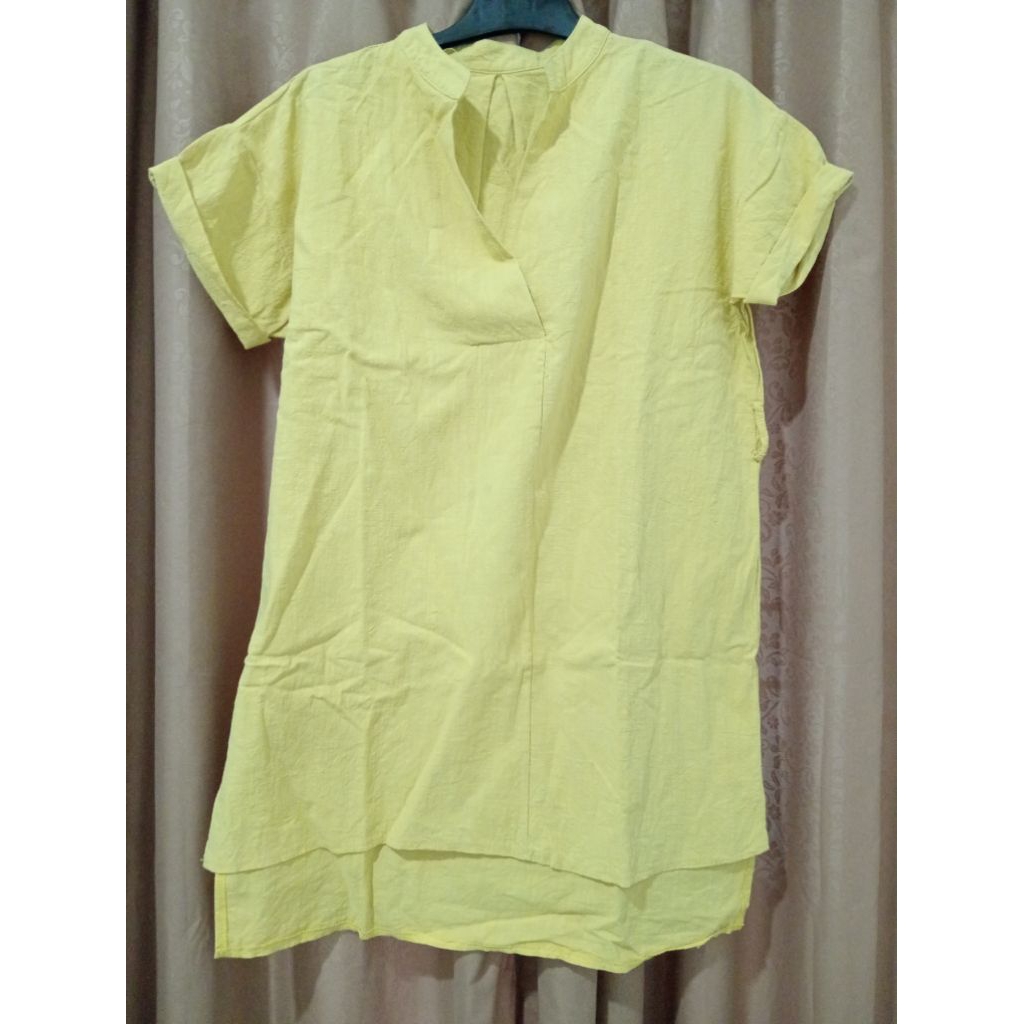 mini dress v neck warna kuning bahan linen