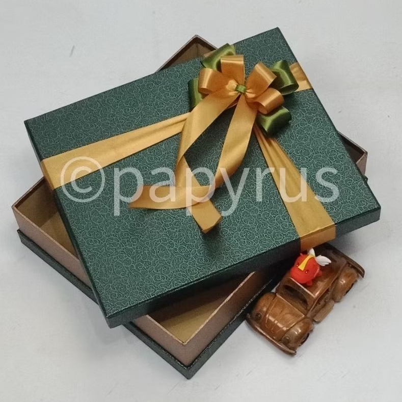 

PAPYRUS Sandwich 25x30 Tinggi 8cm Kotak Kado Gift Box V2