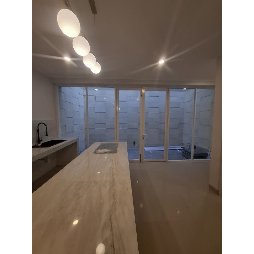 PARTISI ALUMINIUM KACA DAN PINTU SWING DOUBLE