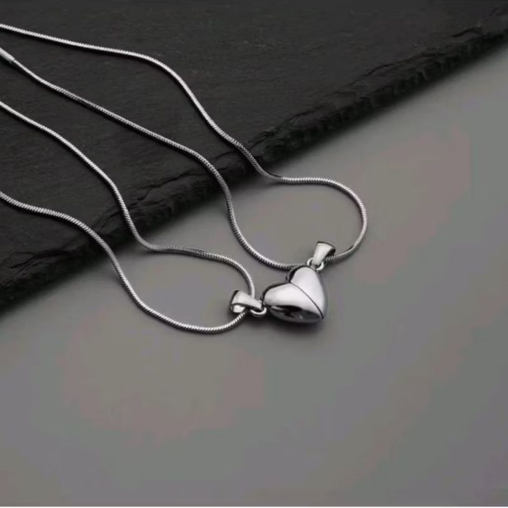 Kalung Couple Titanium Bulat Dengan Liontin Love Magnet Untuk Pria Dan Wanita