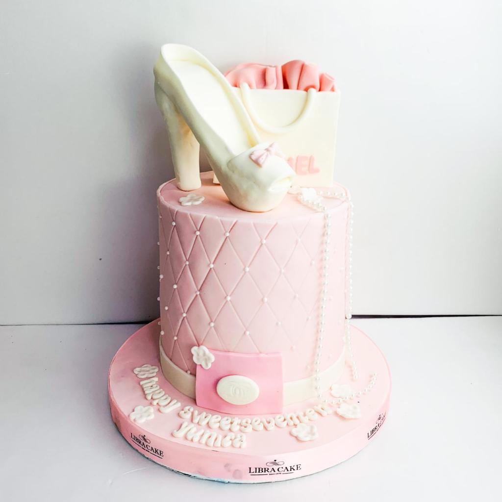 

Kue Ulang Tahun/Birthday Cake/Kue Ultah Tema tas dan Sepatu/Kue Birthday Anak Perempuan