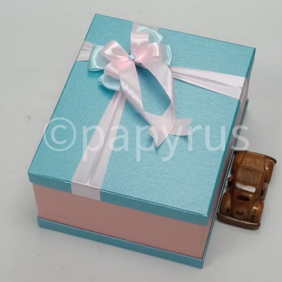 

PAPYRUS Sandwich 25x30 Tinggi 15cm Kotak Kado Gift Box Hadiah V3