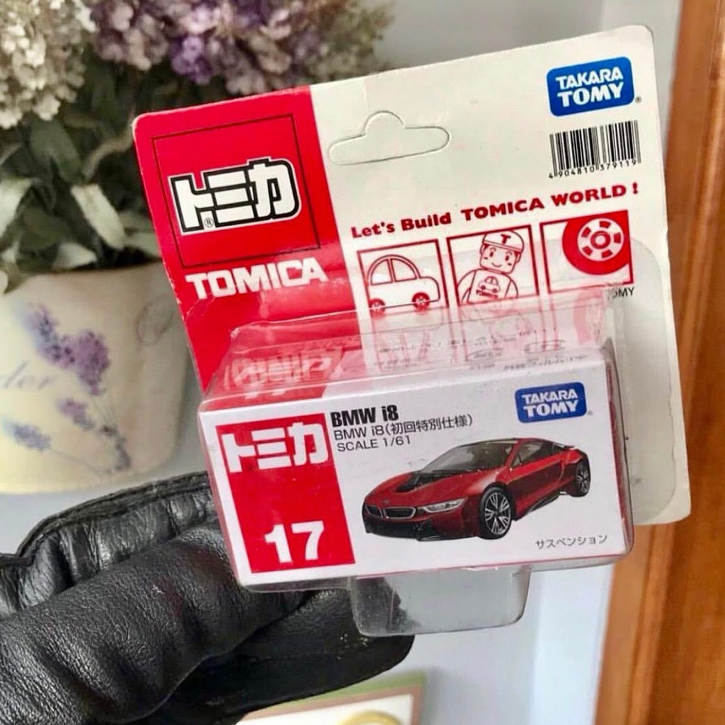 Diecast BMW i8 dari Tomica.