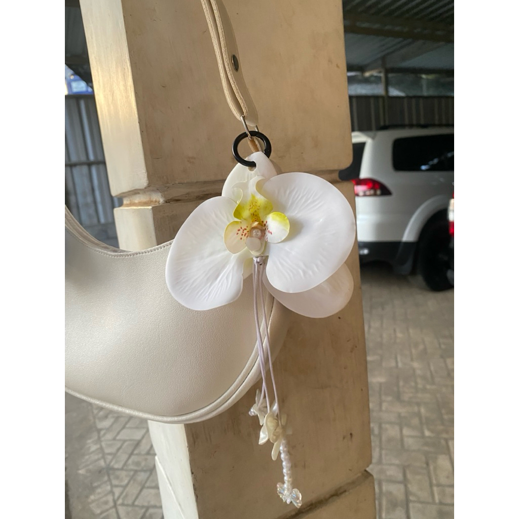 keychan bunga anggrek bahan latex manik2 premium putih