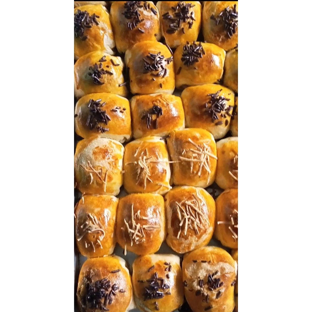 

BOLEN PISANG + COKLAT ISI 10 BIJI