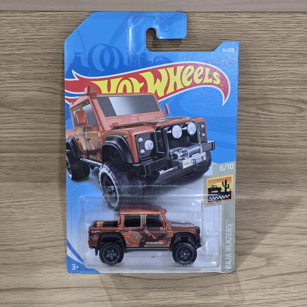 Hot Wheels Custom 15 Land Rover Defender Double Cab Orange