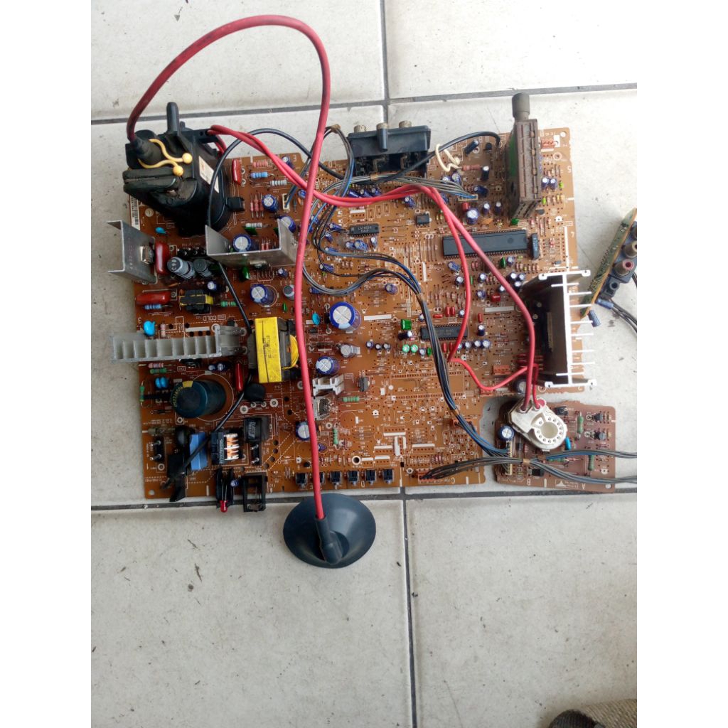 Mesin TV tabung flat 21inc merk LG, normal.