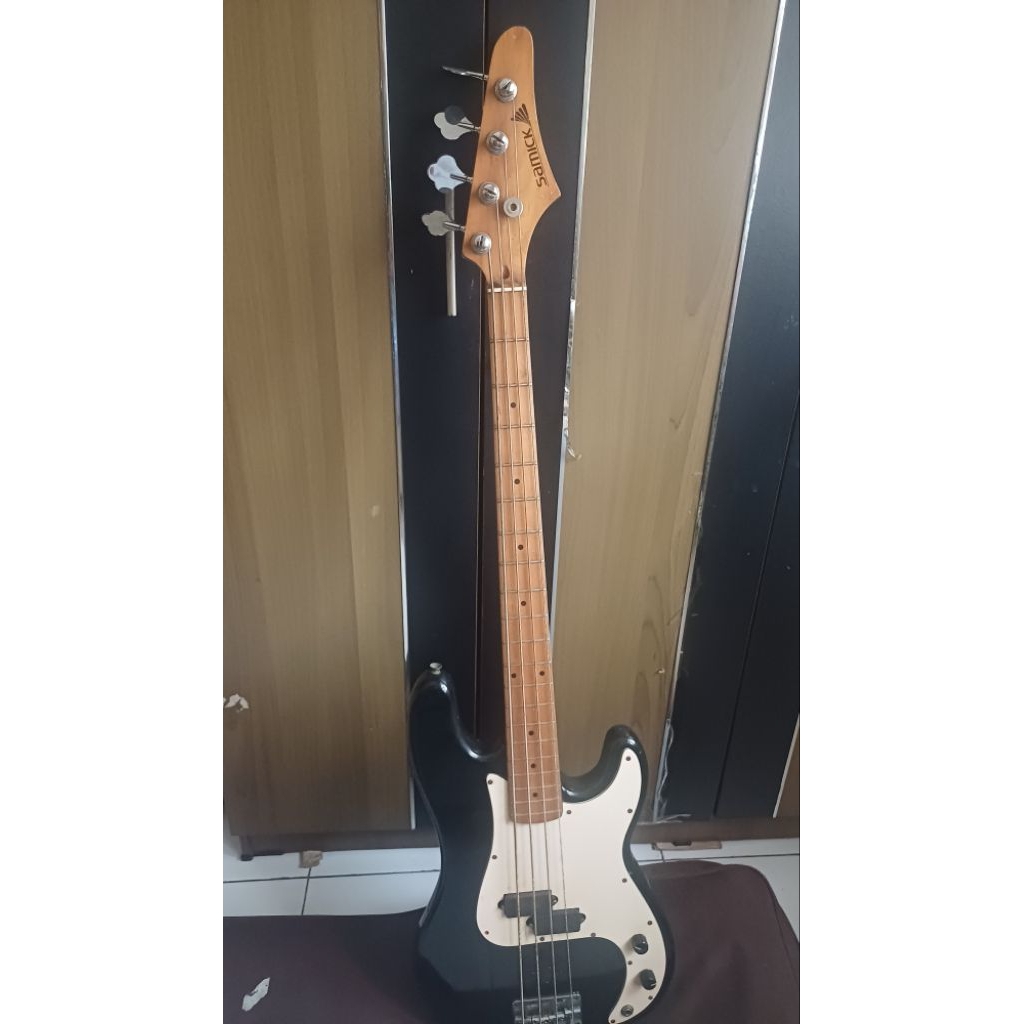 SOLD  Bass Guitar Samick Pro