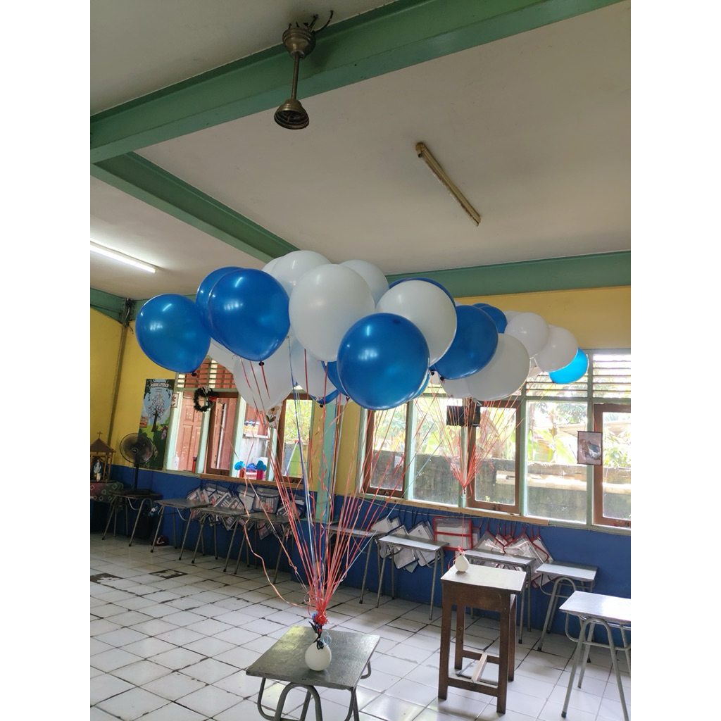 balon gas helium metalik terbang