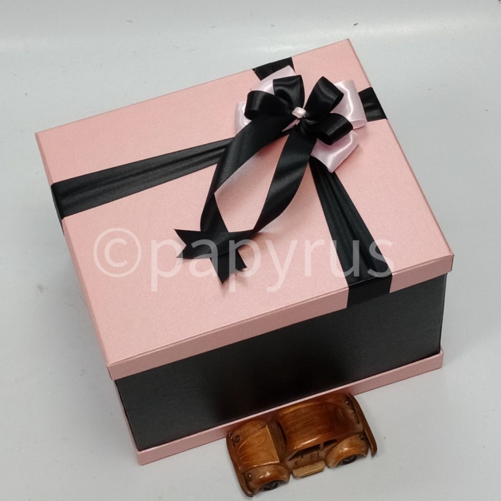 

PAPYRUS Sandwich 25x30 Tinggi 20cm Kotak Kado Gift Box Hadiah V1