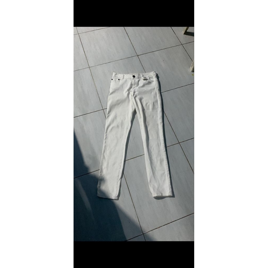 Celana putih levis