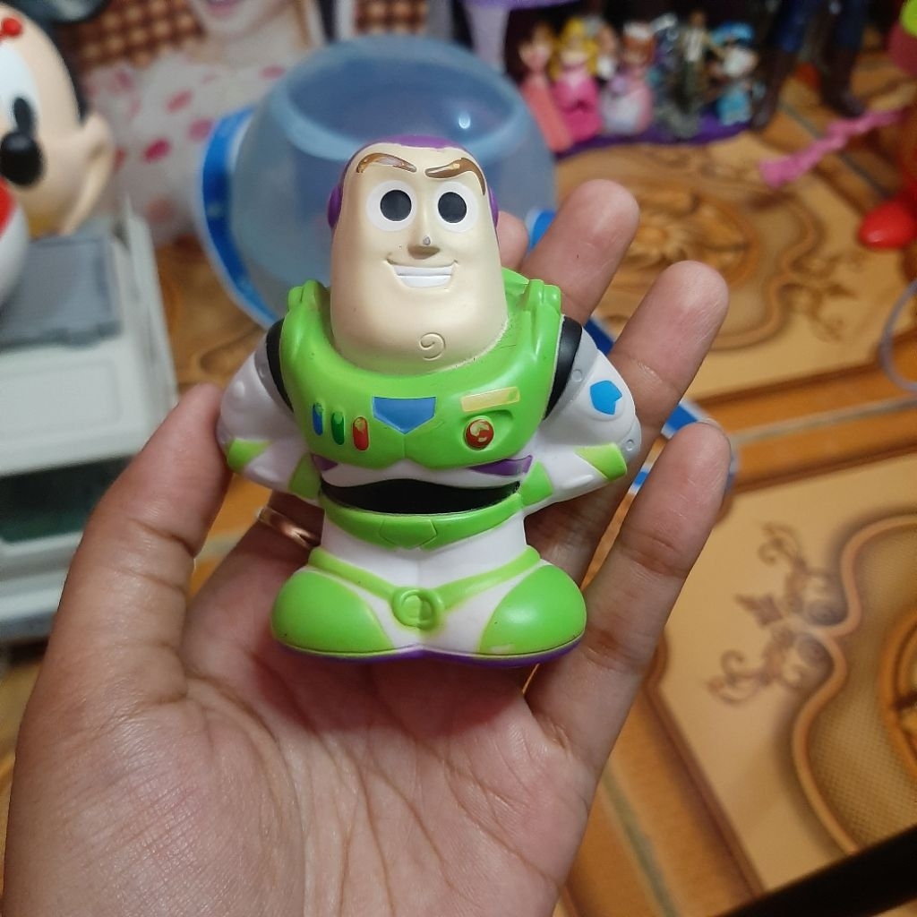mainan / figure toy story buzz lightyears disney bandai